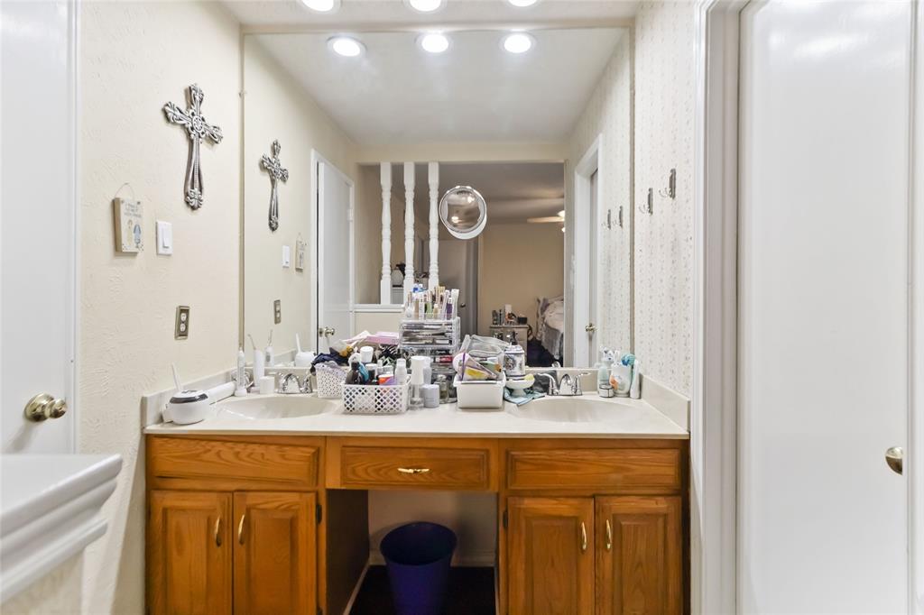 1920 Avignon Court Carrollton, TX 75007 - Photo 16 of 31 Ensuite bathroom with double vanity