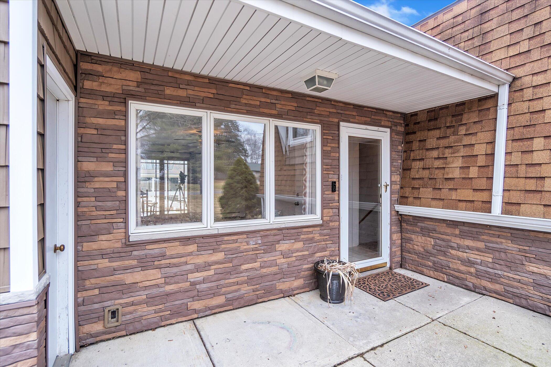 5829 Draper Road Jackson, MI 49201 - Photo 4 of 52 05-5829-S-Draper-WindowStill-Real-Estate