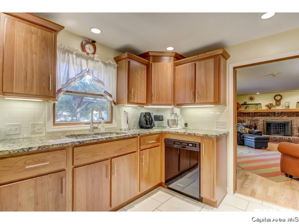 53 Axline Road Chatham, IL 62629 - Photo 3 of 36 Gallery Image 3