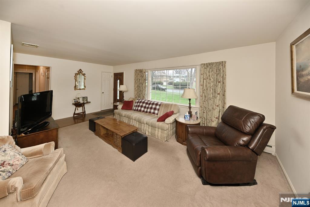 40 Woodside Road Wyckoff, NJ 07481 - Photo 3 of 27