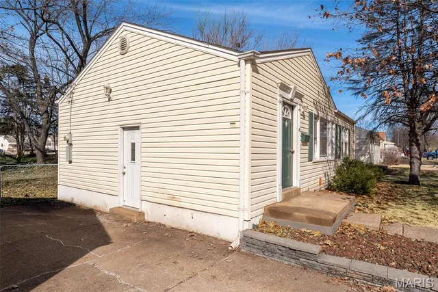 $115,000 | 45 La Venta Drive, Florissant, MO 63031