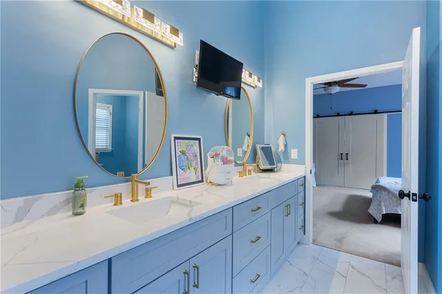 a en suite bathroom with a double vanity sink and a mirror