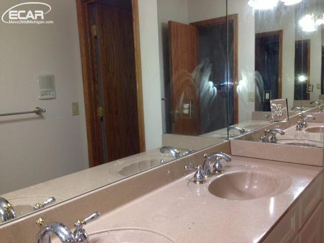 1156 Heatherwoode Road Flint, MI 48532 - Photo 16 of 28 21304475-15.JPG