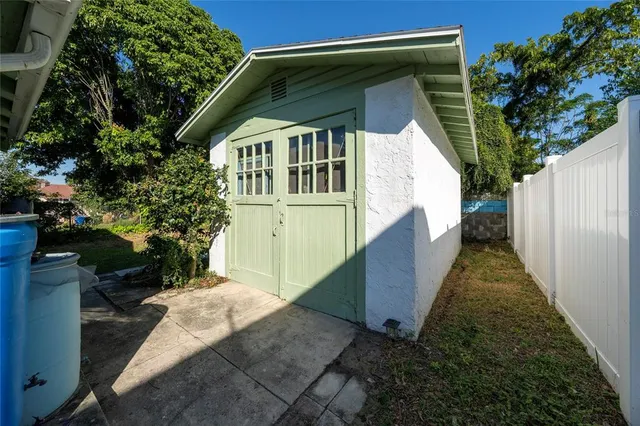 a view of a back yard