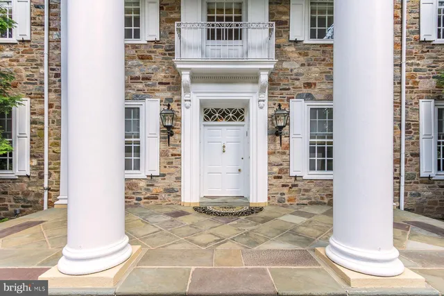 a view of a entryway of the house