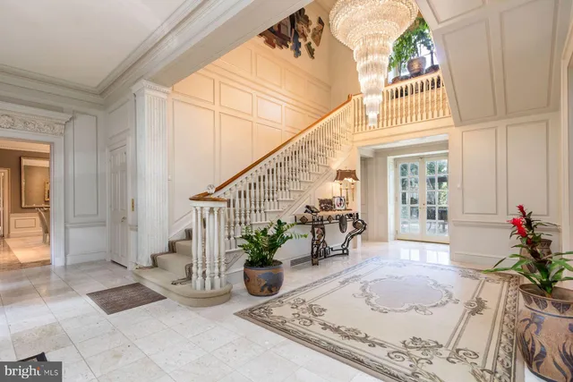 a view of entryway with livingroom