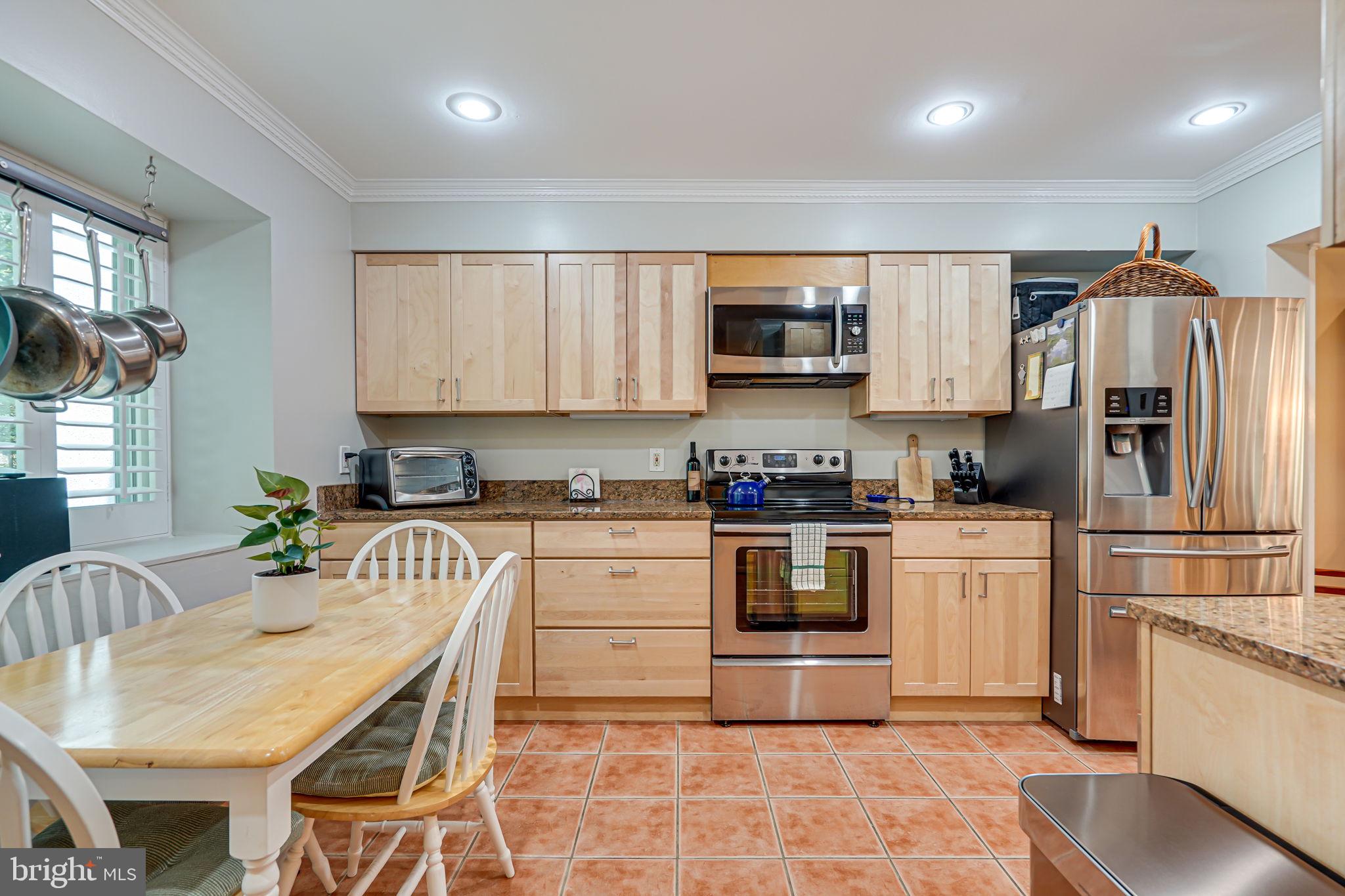 11722 Decade Court Reston, VA 20191 - Photo 4 of 44 Eat-in Kitchen