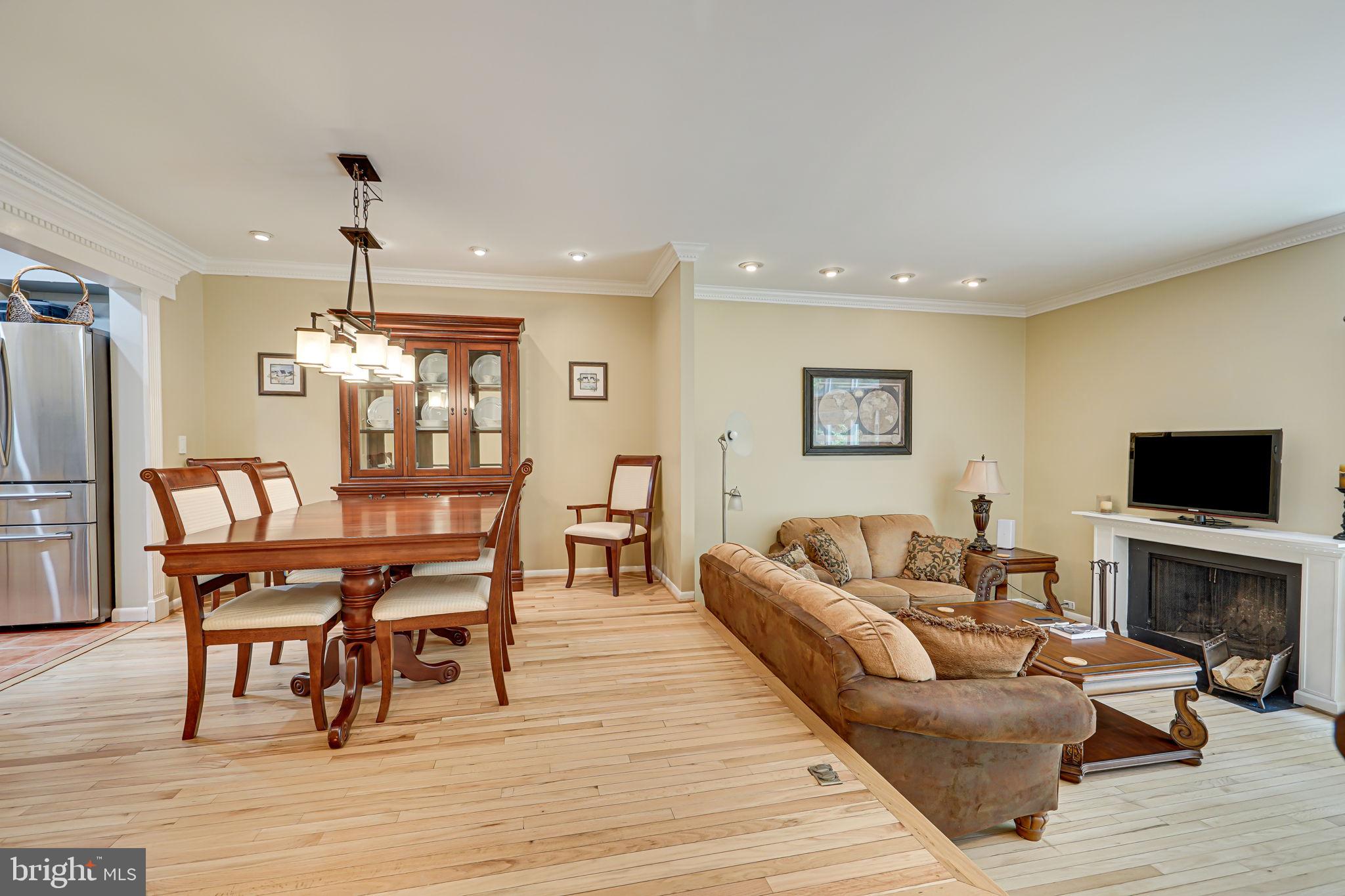 11722 Decade Court Reston, VA 20191 - Photo 9 of 44 Dining/Living