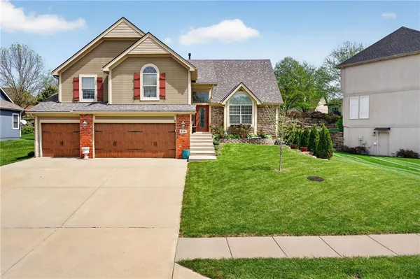 $560,000 | 6719 Northwest Monticello Terrace, Parkville, MO 64152