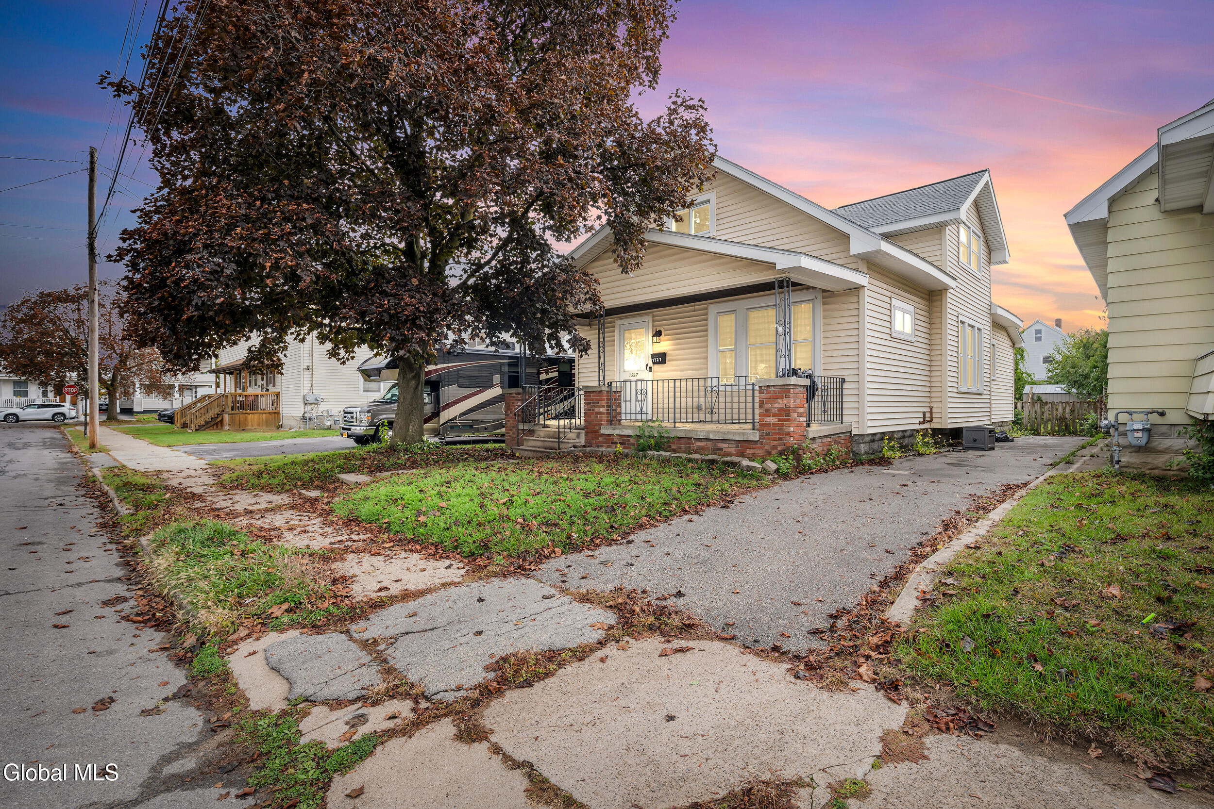 1327 Dewitt St front