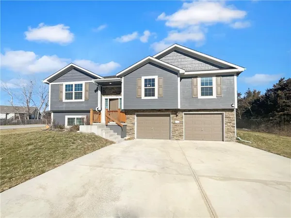$350,000 | 216 Northeast Greystone Way, Grain Valley, MO 64029
