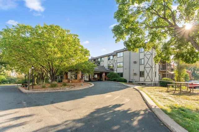 $169,900 | 1304 West Medicine Lake Drive, Unit 323, Plymouth, MN 55441