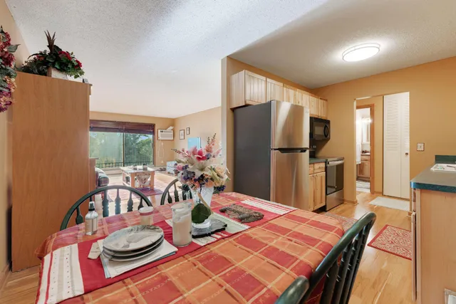 $169,900 | 1304 West Medicine Lake Drive, Unit 323, Plymouth, MN 55441