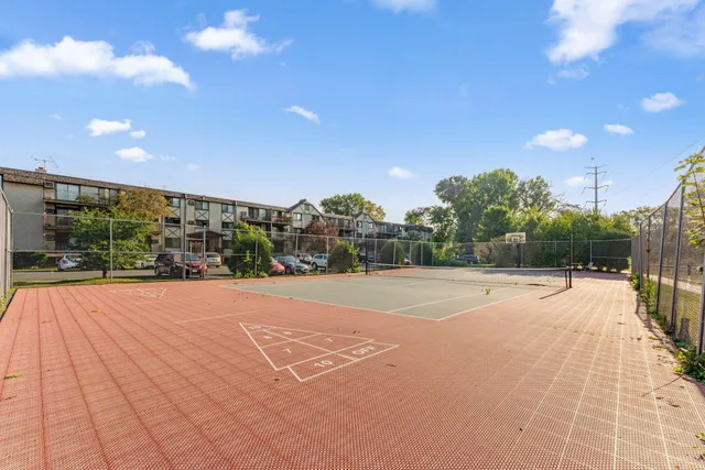 $169,900 | 1304 West Medicine Lake Drive, Unit 323, Plymouth, MN 55441