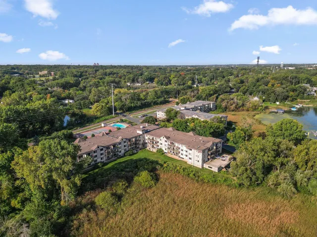 $169,900 | 1304 West Medicine Lake Drive, Unit 323, Plymouth, MN 55441
