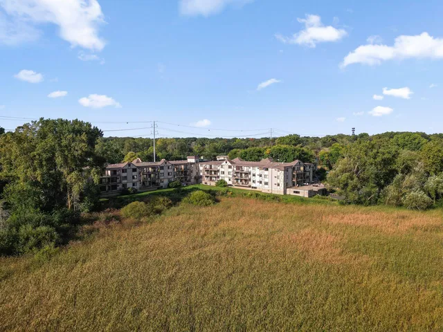 $169,900 | 1304 West Medicine Lake Drive, Unit 323, Plymouth, MN 55441