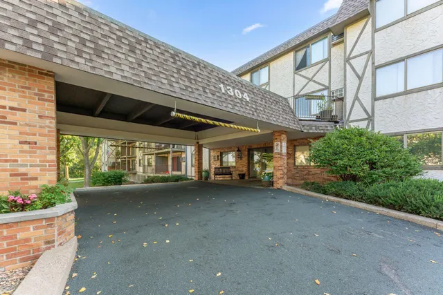 $169,900 | 1304 West Medicine Lake Drive, Unit 323, Plymouth, MN 55441