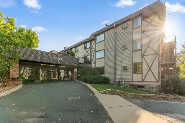 $169,900 | 1304 West Medicine Lake Drive, Unit 323, Plymouth, MN 55441