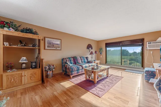 $169,900 | 1304 West Medicine Lake Drive, Unit 323, Plymouth, MN 55441