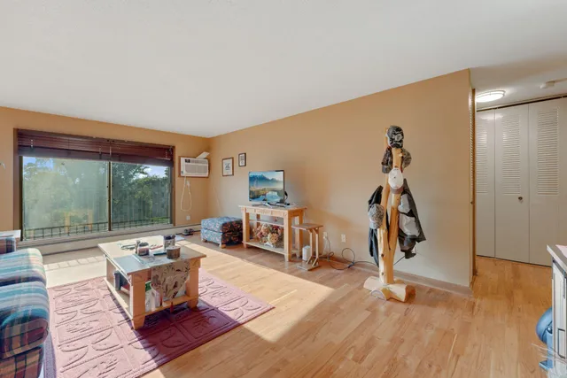 $169,900 | 1304 West Medicine Lake Drive, Unit 323, Plymouth, MN 55441