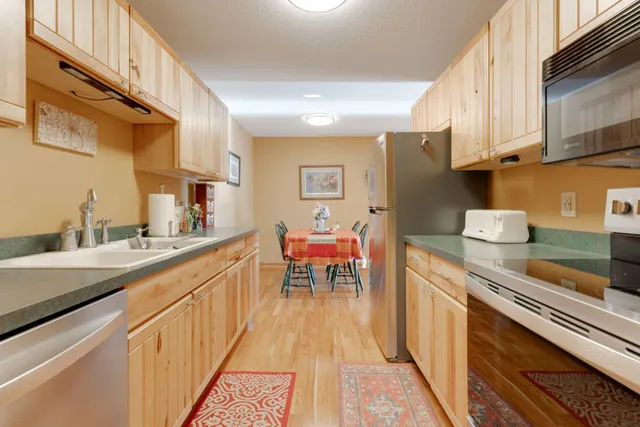 $169,900 | 1304 West Medicine Lake Drive, Unit 323, Plymouth, MN 55441