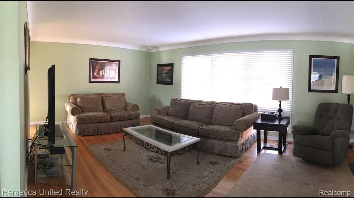 28348 Westerleigh Road Farmington, MI 48334 - Photo 3 of 15 Living Room, crown molding