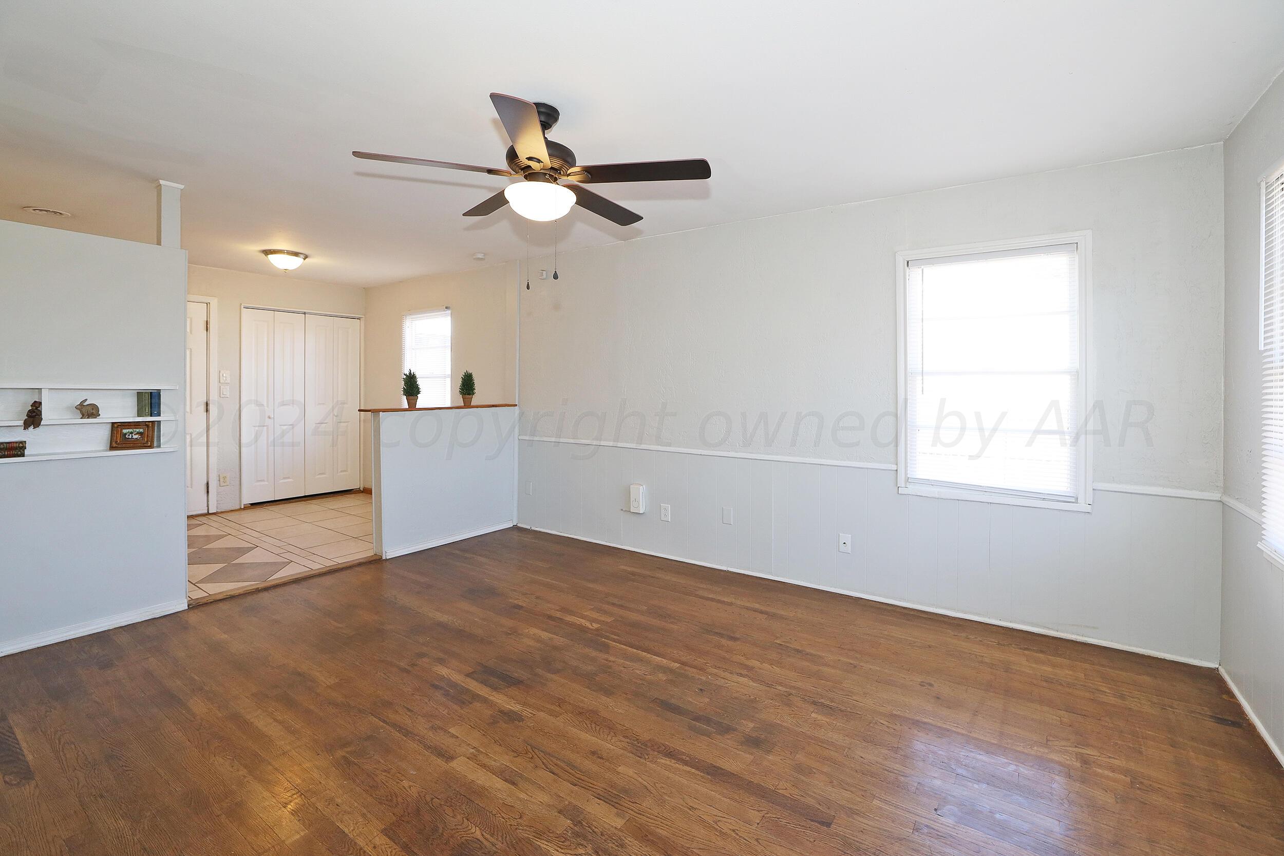 4912 South Bowie Street Amarillo, TX 79110 - Photo 3 of 25 Living Area