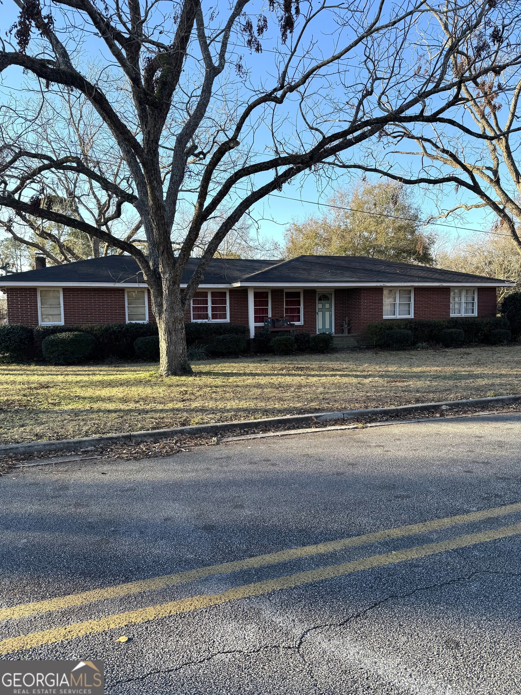 606 Park Avenue Claxton, GA 30417 - Photo 1 of 38 a view of a house with a large tree