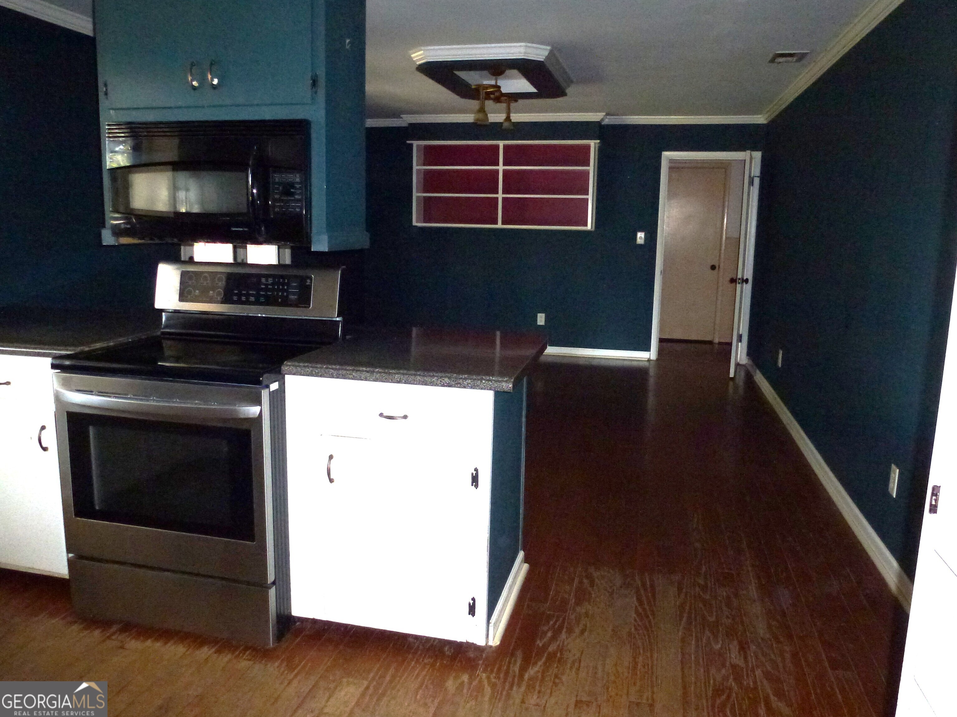 606 Park Avenue Claxton, GA 30417 - Photo 11 of 38 a kitchen with a stove and a microwave