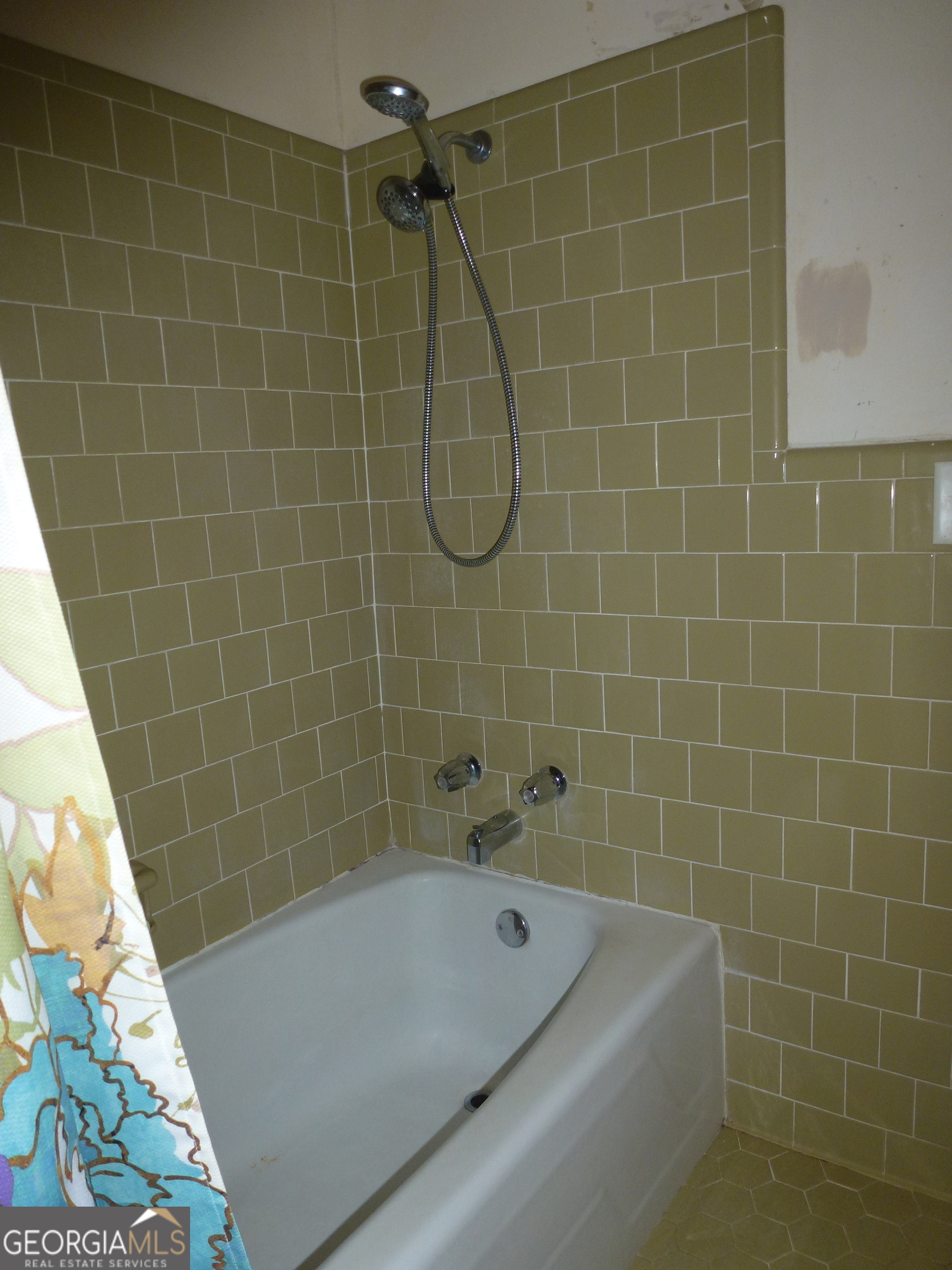 606 Park Avenue Claxton, GA 30417 - Photo 21 of 38 a bathroom with a bathtub