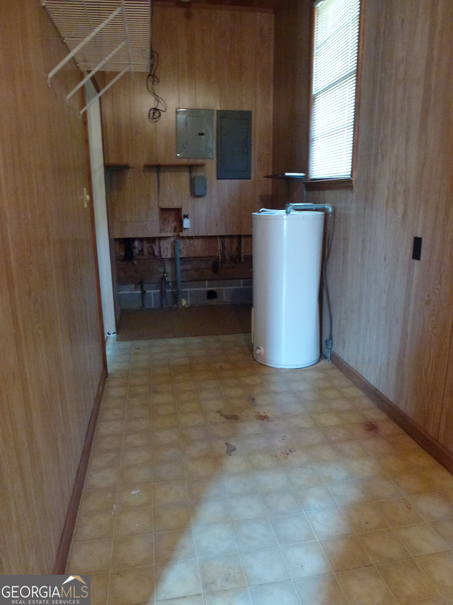 606 Park Avenue Claxton, GA 30417 - Photo 34 of 38 a view of kitchen and window