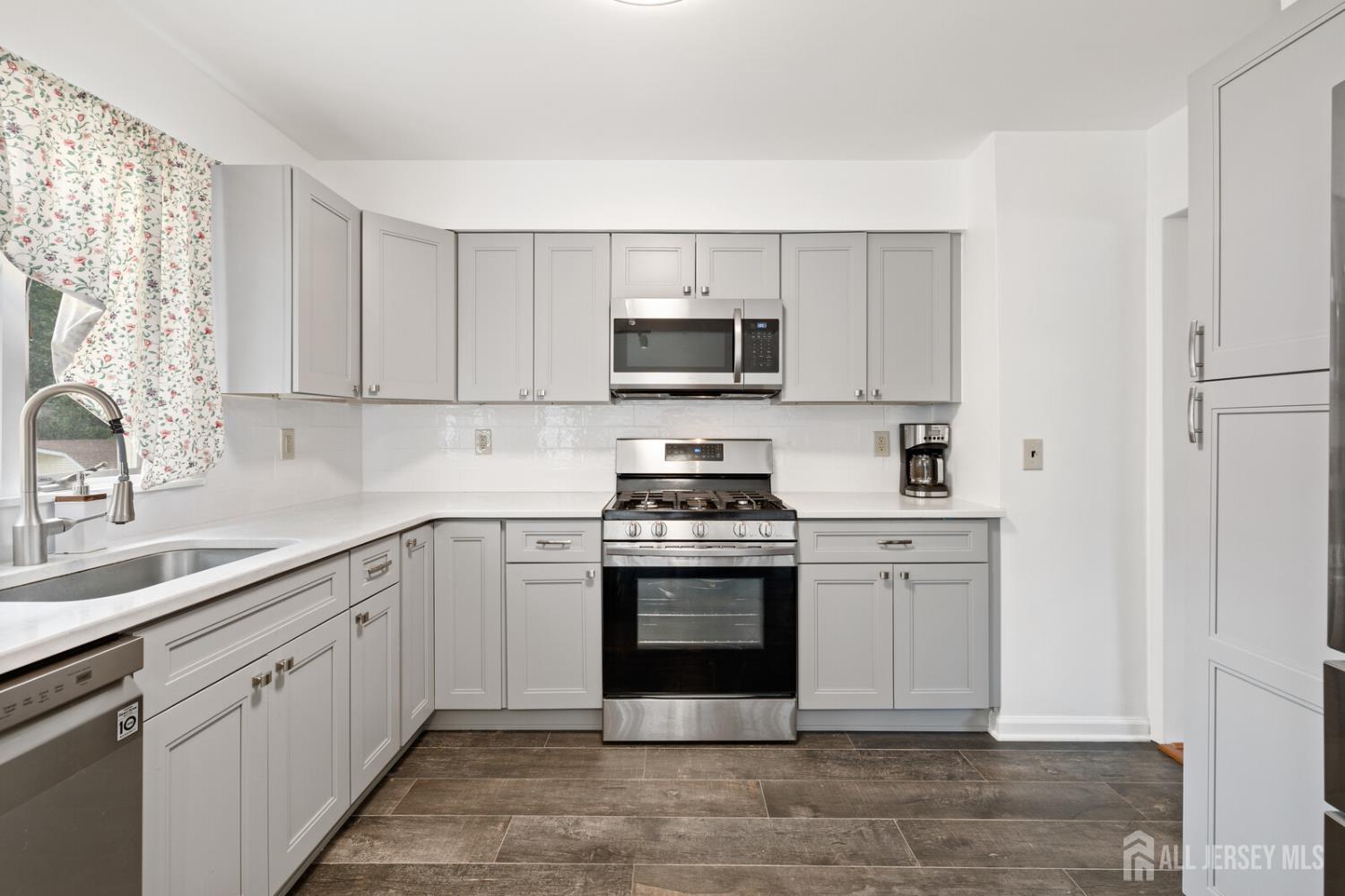 6 Michelle Court Ewing, NJ 08628 - Photo 12 of 31