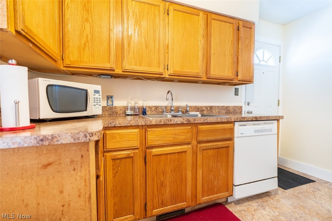 4205 Lambert Road Cleveland, OH 44121 - Photo 11 of 24 Kitchen
