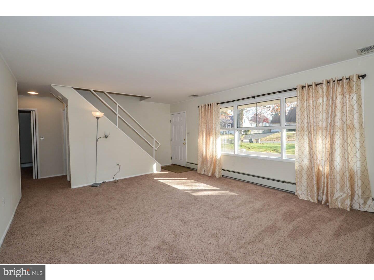 21 Quay Road Levittown, PA 19057 - Photo 4 of 23 Living Room