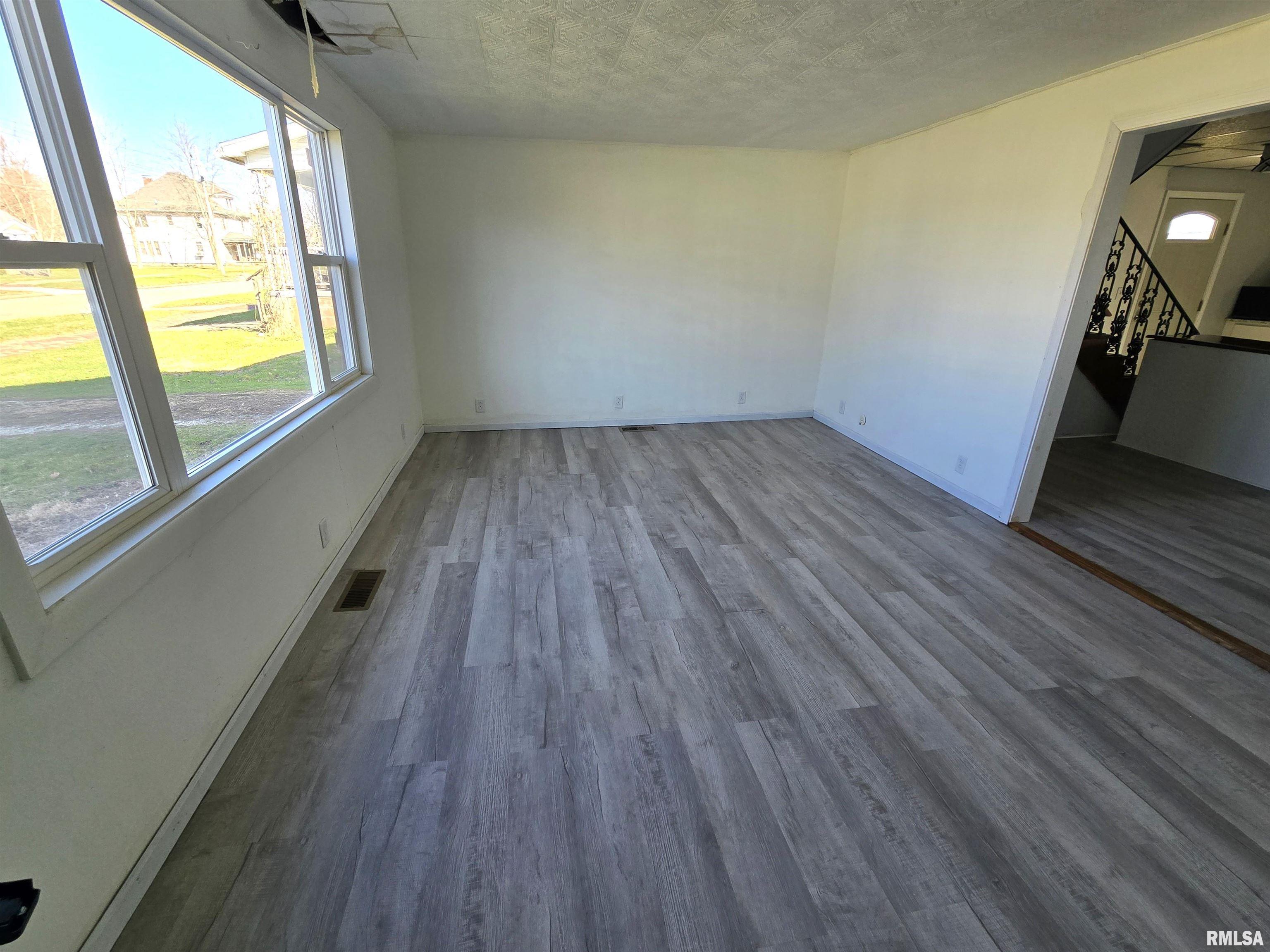 637 South 3rd Avenue Canton, IL 61520 - Photo 6 of 23