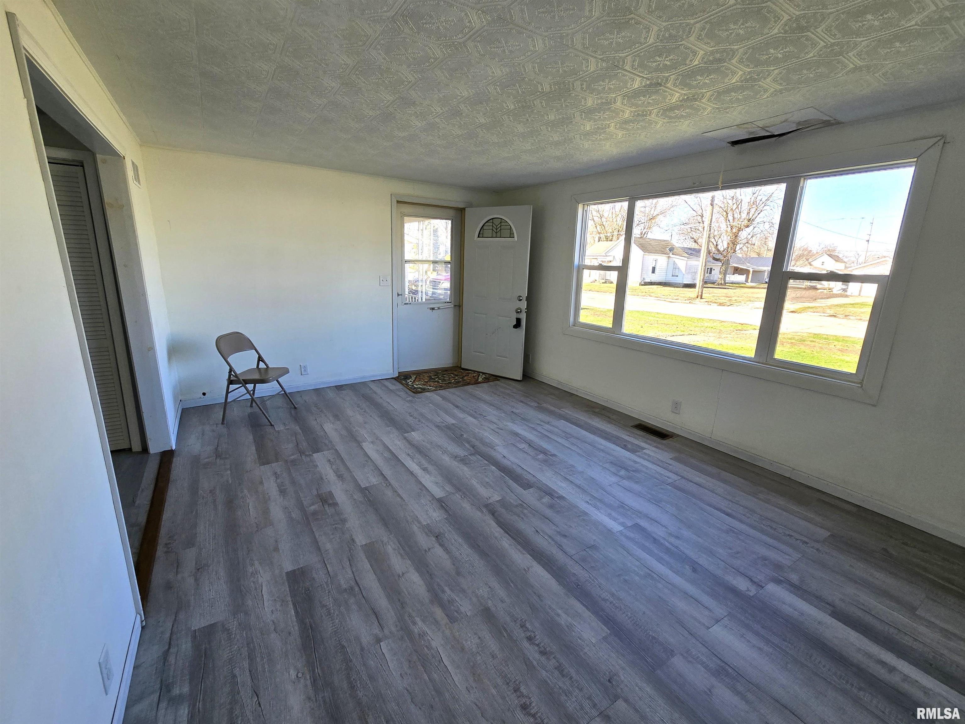 637 South 3rd Avenue Canton, IL 61520 - Photo 7 of 23