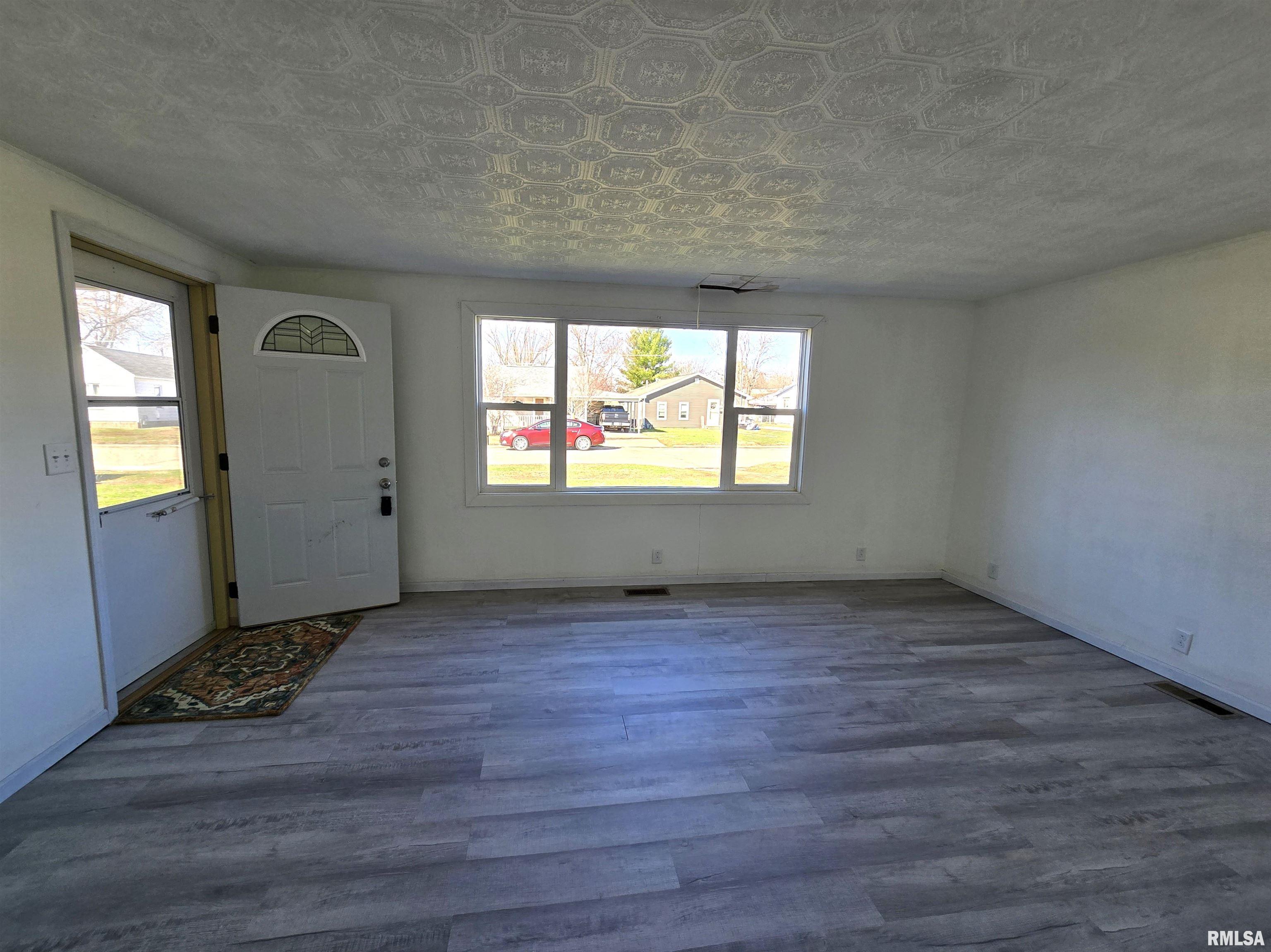 637 South 3rd Avenue Canton, IL 61520 - Photo 8 of 23