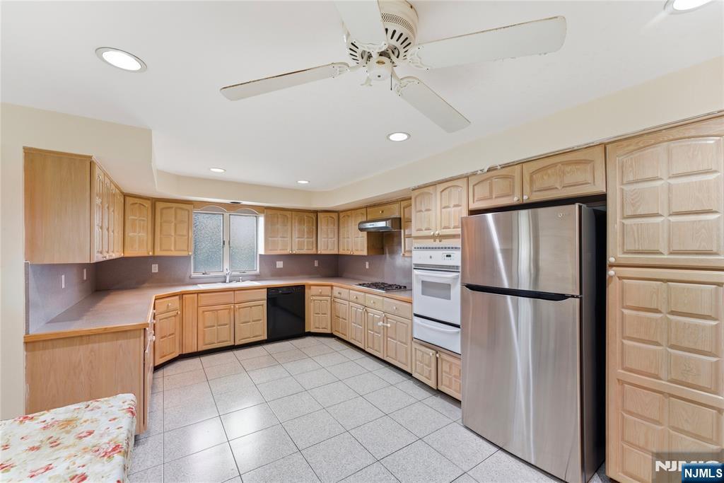 767 Kingsland Avenue Ridgefield, NJ 07657 - Photo 11 of 49