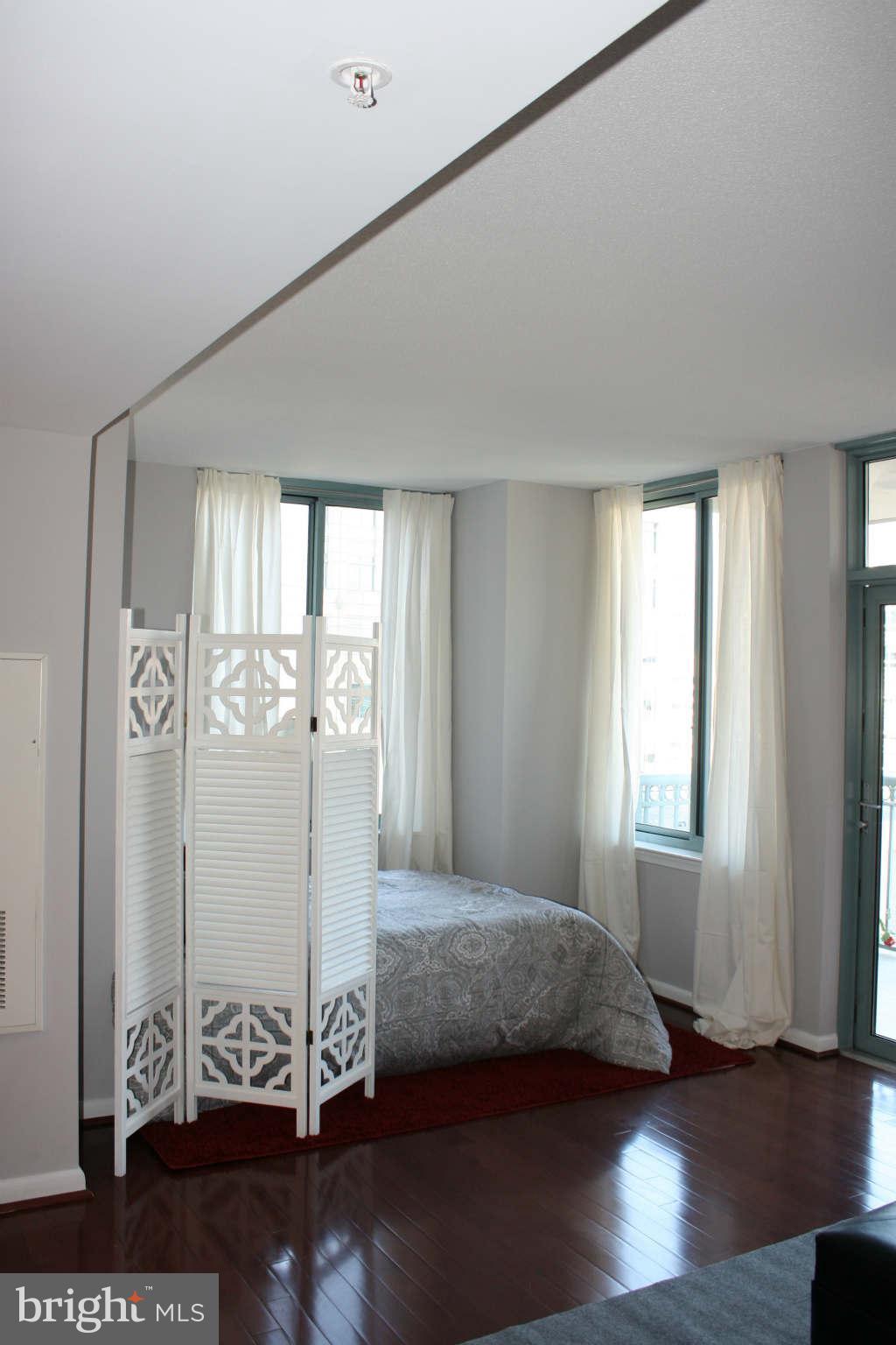 851 North Glebe Road, Unit 912 Arlington, VA 22203 - Photo 6 of 21 a bedroom with a bed and a window