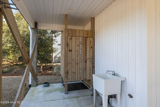 $950,000 | 10522 Island Circle, Emerald Isle, NC 28594