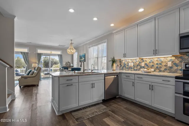 $950,000 | 10522 Island Circle, Emerald Isle, NC 28594