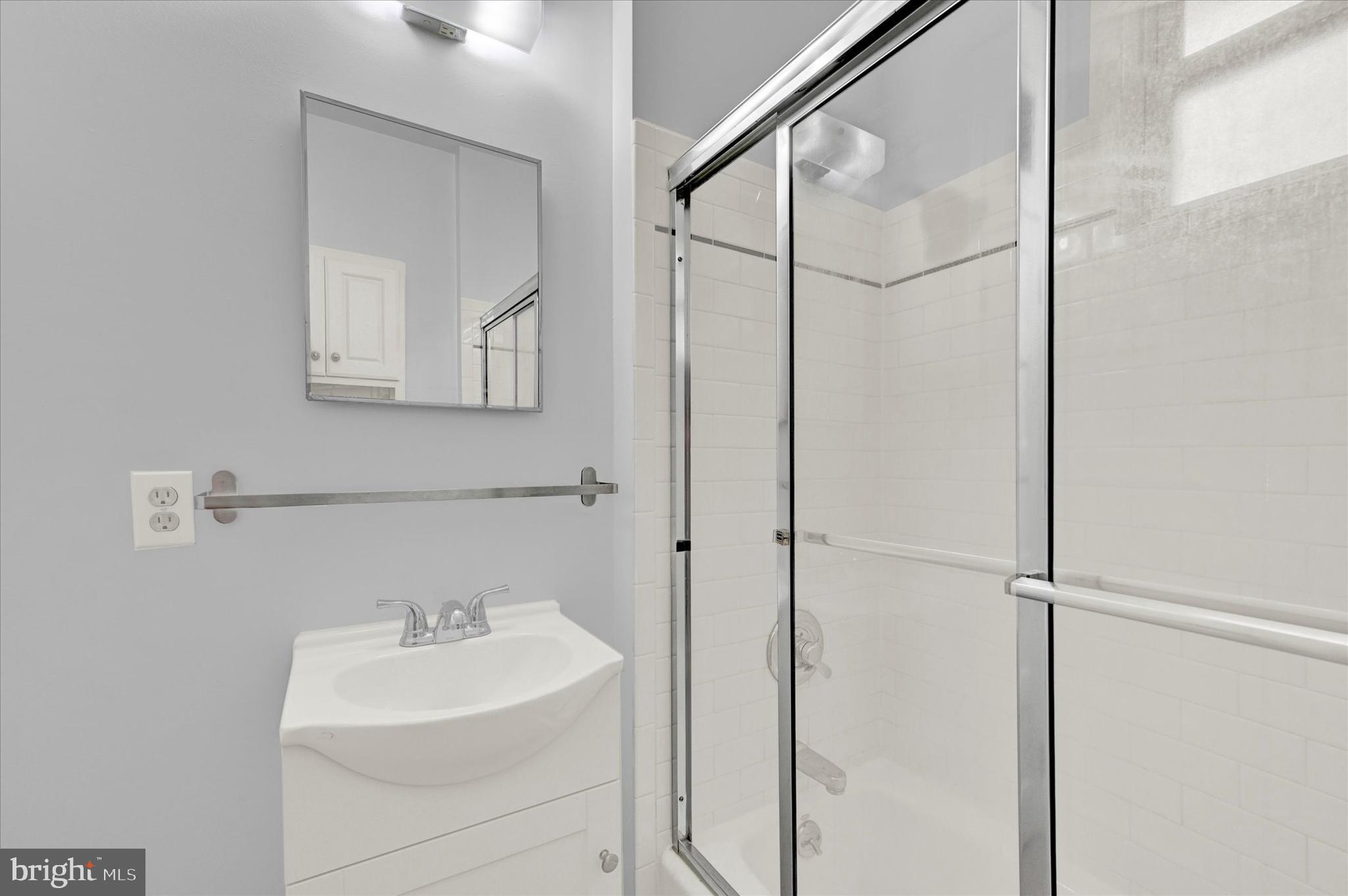 6509 Maplewood Road Baltimore, MD 21212 - Photo 17 of 29 1st level full bathroom.