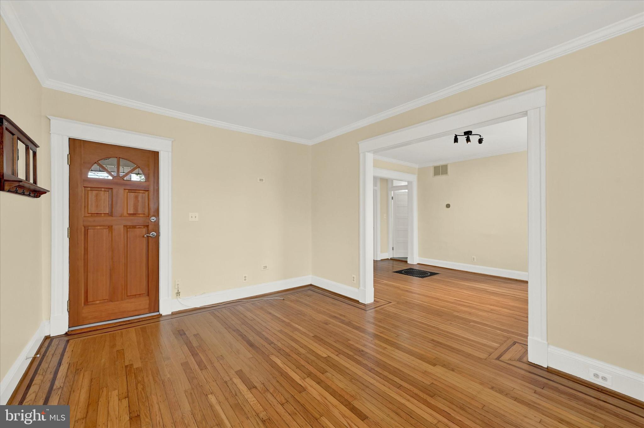 6509 Maplewood Road Baltimore, MD 21212 - Photo 3 of 29 Living room entry.