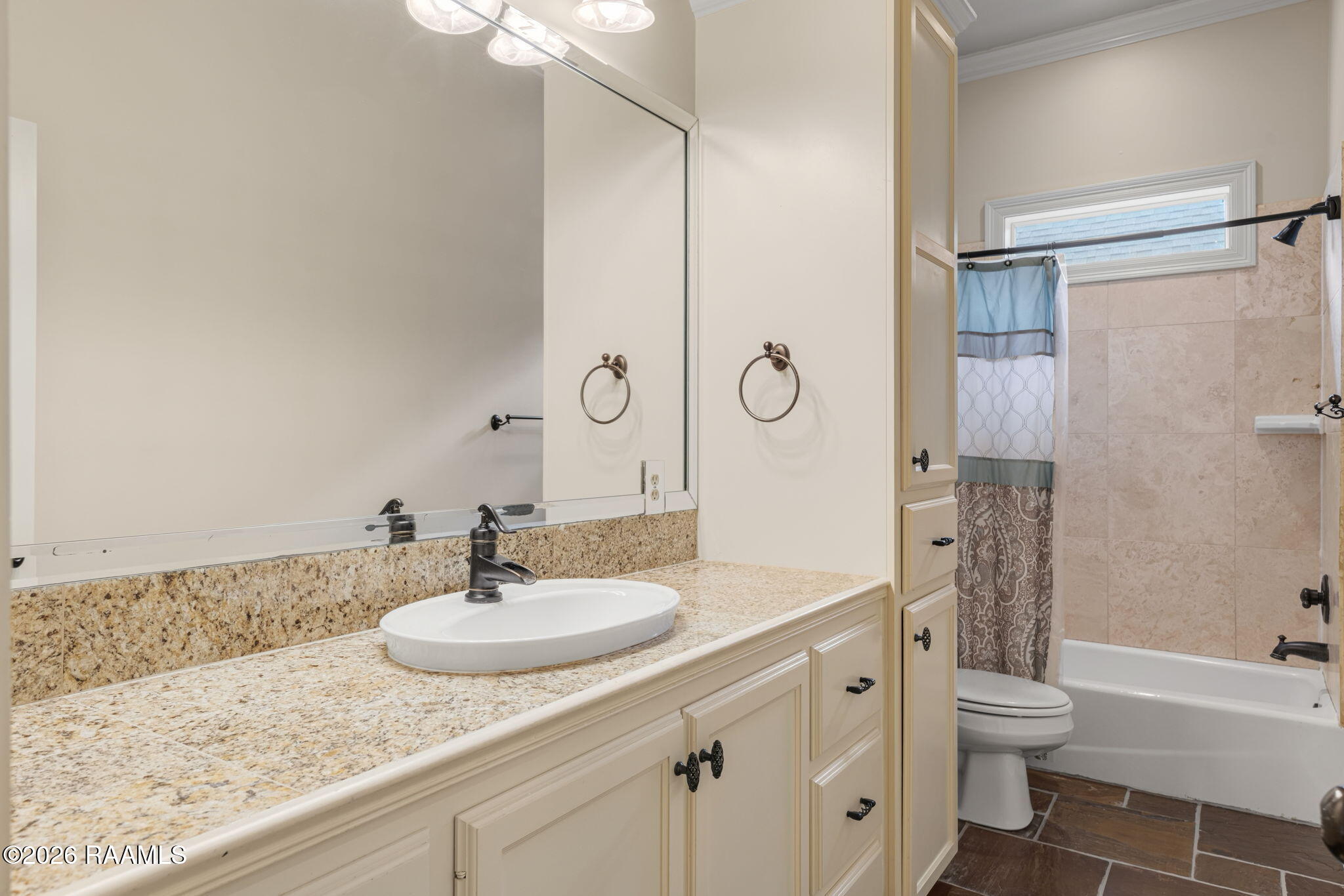 125 Croft Row Lafayette, LA 70503 - Photo 21 of 30 Guest Bath