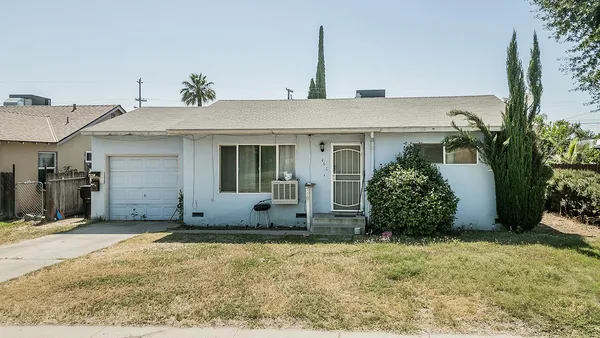 $360,000 | 467 North Villa Avenue, Dinuba, CA 93618