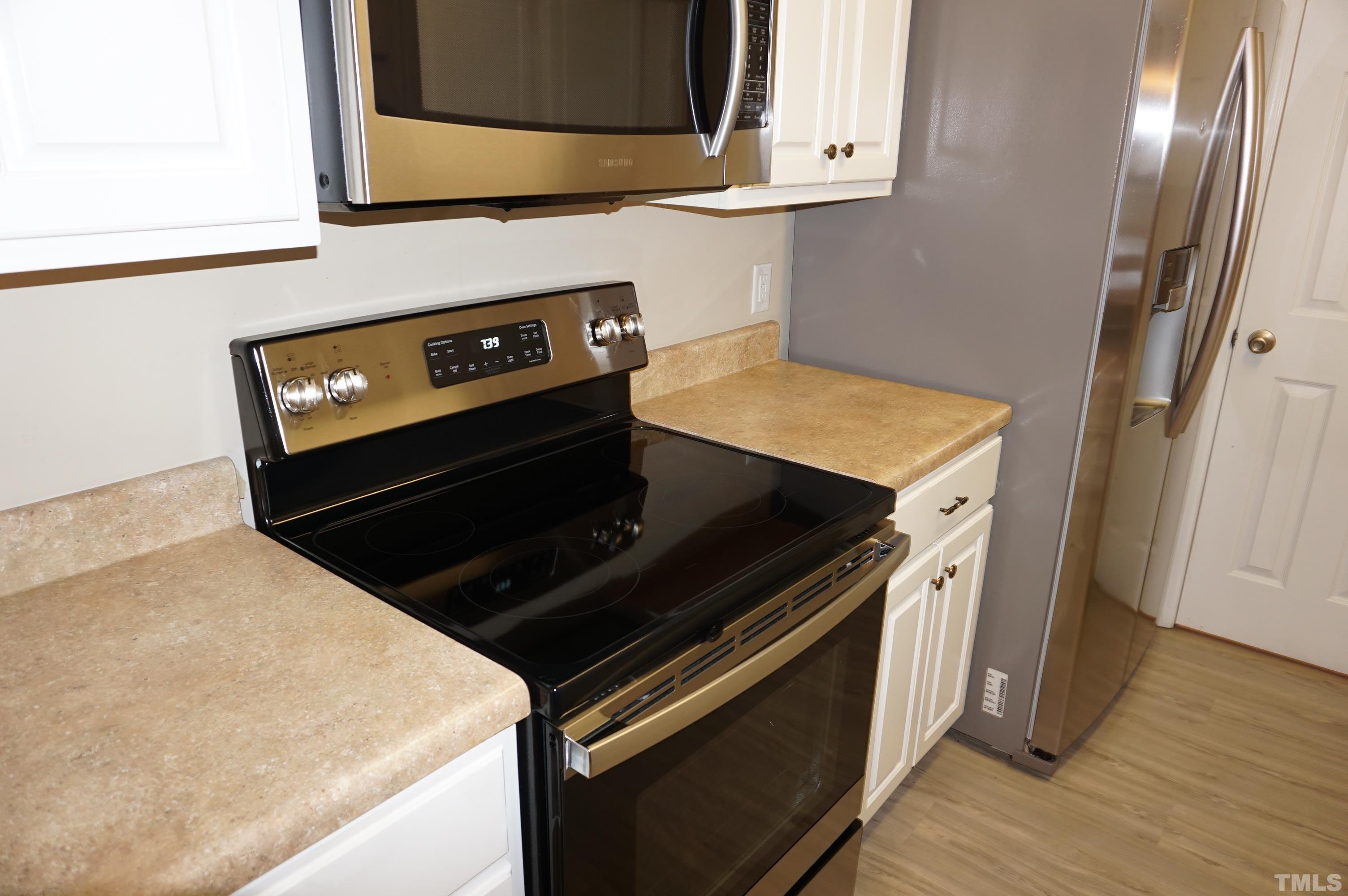4505 Edwards Mill Road, Unit F Raleigh, NC 27612 - Photo 7 of 34 a close view of stove top oven