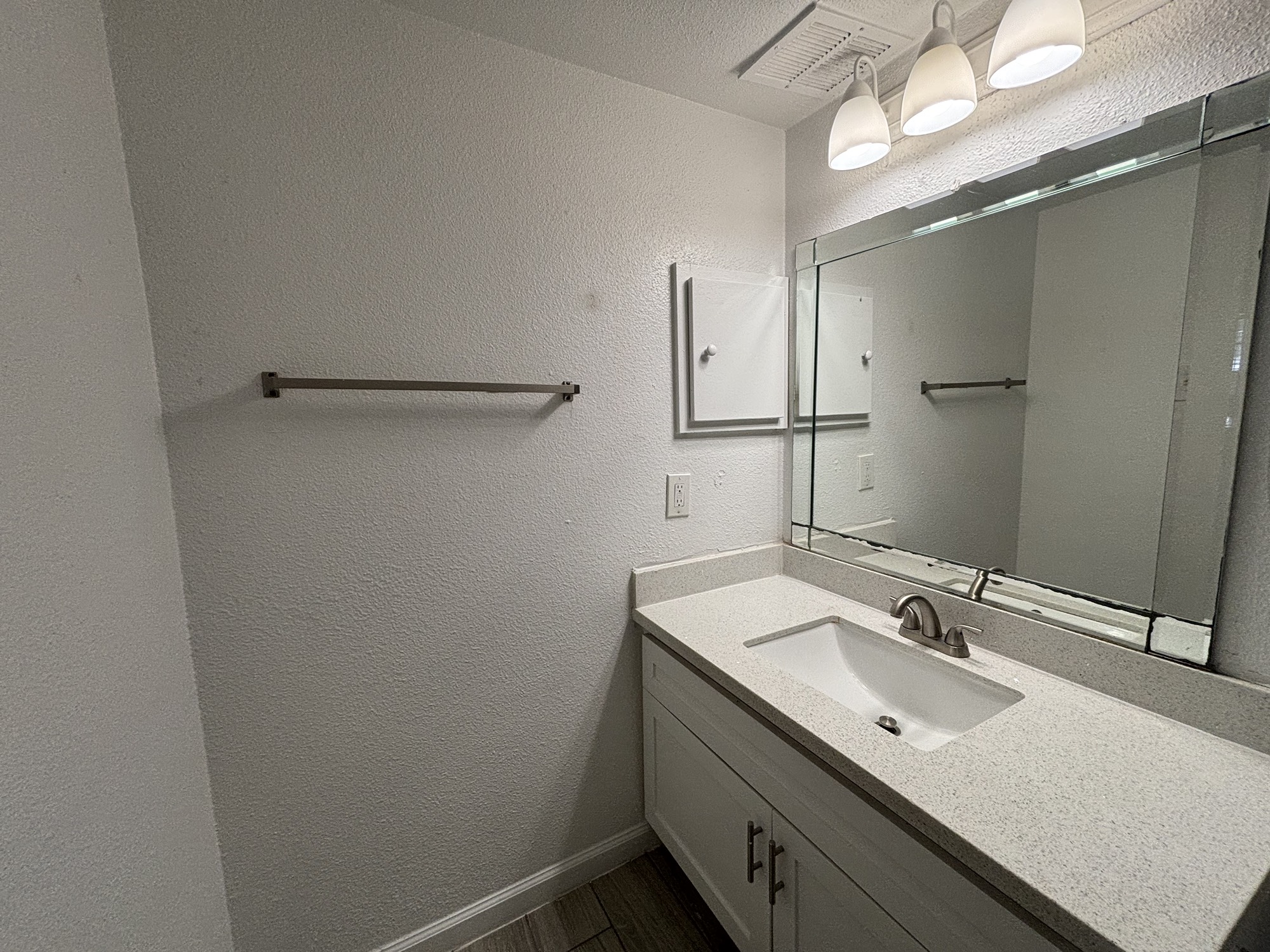 600 Nottingham Oaks Trail, Unit 145 Houston, TX 77079 - Photo 8 of 10 a bathroom with a sink and a mirror
