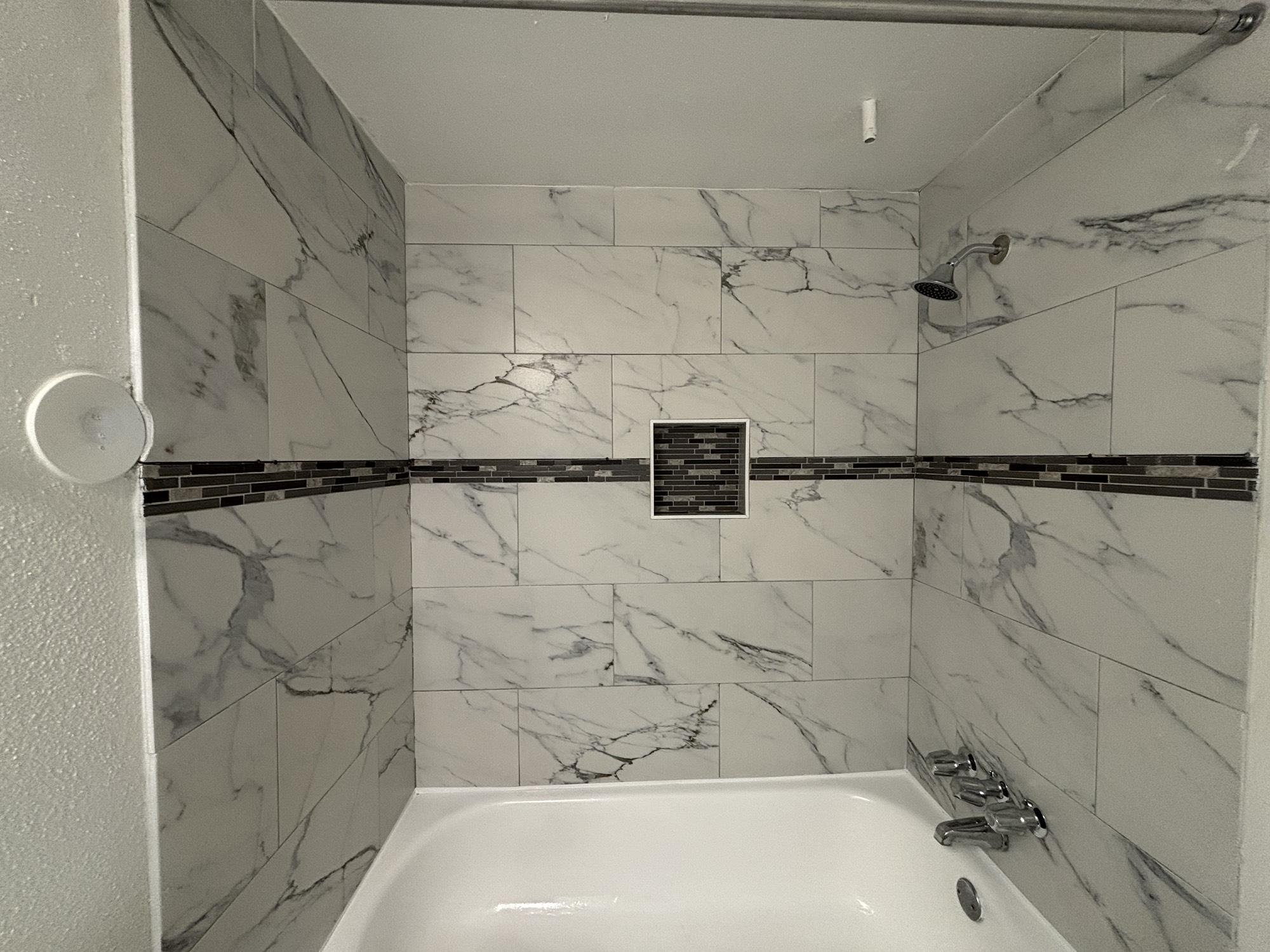 600 Nottingham Oaks Trail, Unit 145 Houston, TX 77079 - Photo 10 of 10 a bathroom with a bathtub