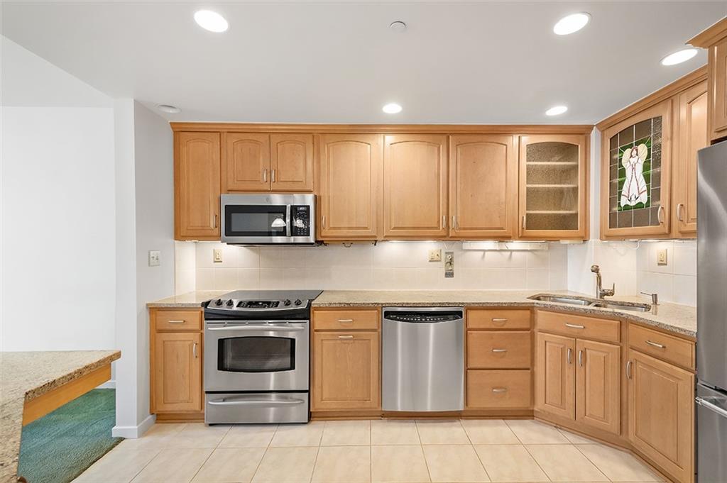 750 Washington Road, Unit 610 Pittsburgh, PA 15228 - Photo 8 of 25 a kitchen with a sink stove and microwave