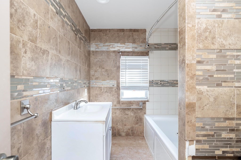 7-9 Cornell Street Springfield, MA 01109 - Photo 13 of 40 a bathroom with a sink and a bathtub